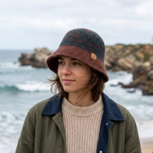 chapeu bucket hat crochet castanho azul petroleo mesclado earth tide coastland streetwear
