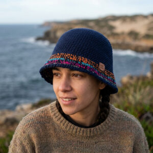 chapeu bucket hat crochet azul marinho detalhe multicolorido midnight horizon coastland streetwear